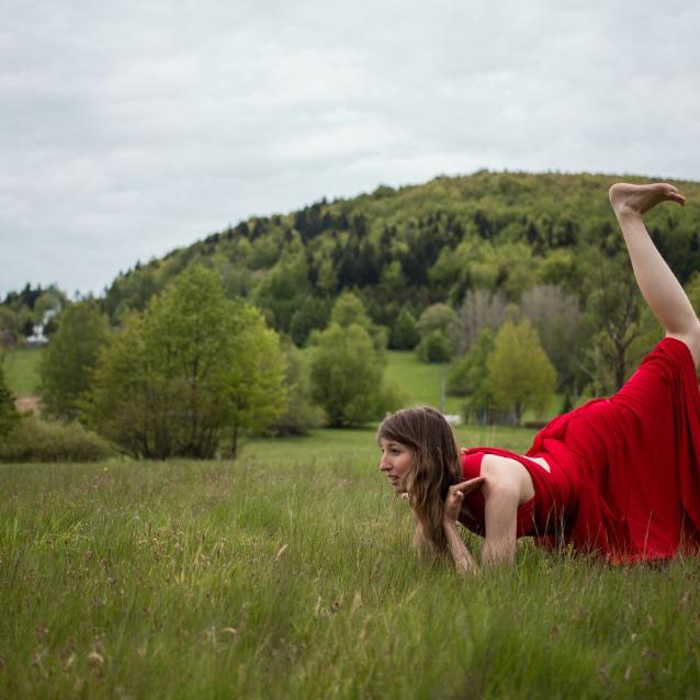 W gimnastyce słowiańskiej mamy dziewięć ćwiczeń, które nazywa się dziewięcioma kręgami. Na zdjęciu Julia Marcinowska (Fot. Karolina Ponikarczyk/Zdjecia dla nieśmiałych)