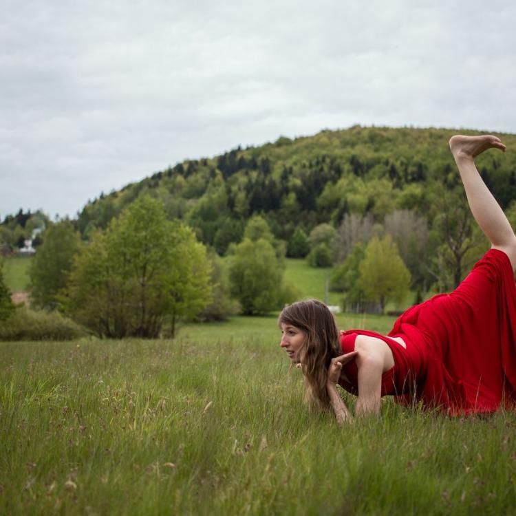 W gimnastyce słowiańskiej mamy dziewięć ćwiczeń, które nazywa się dziewięcioma kręgami. Na zdjęciu Julia Marcinowska (Fot. Karolina Ponikarczyk/Zdjecia dla nieśmiałych)