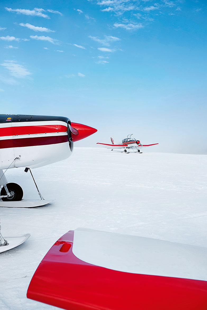 </a> Uzbrojone w narty samoloty czekają na lot nad Alpami na pokrytym śniegiem pasie startowym aeroklubu w Megève. (fot. Anna Janowska)