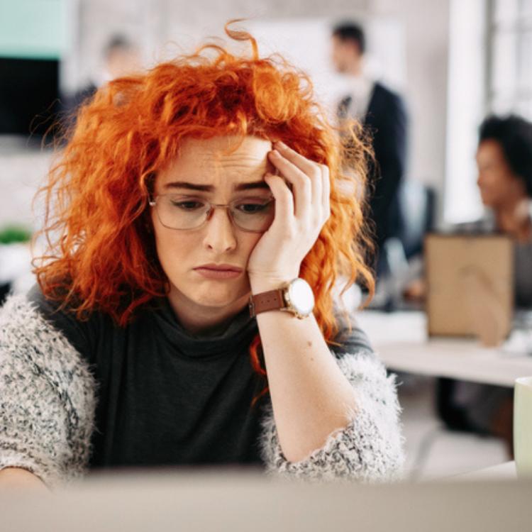 Coraz większy stres i niechęć do wykonywanej pracy, stany depresyjne, objawy psychosomatyczne - to tylko niektóre skutki prokrastynacji. Jak jeszcze ciążą nam niezałatwione sprawy? (Fot. iStock)
