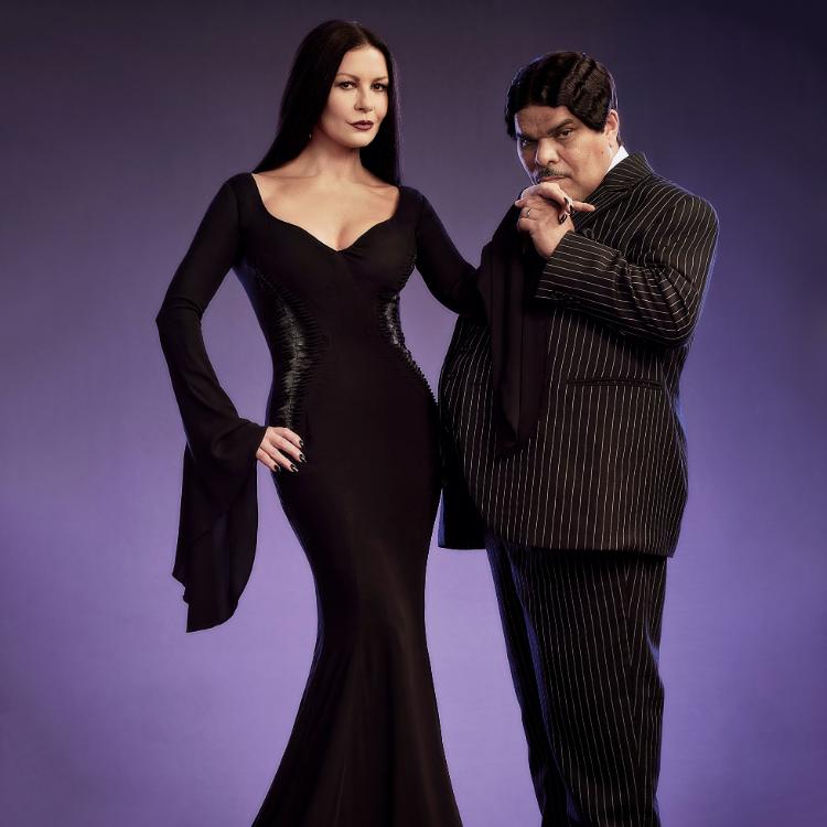 Catherine Zeta-Jones i Luis Guzmán jako Morticia i Gomez Addamsowie w serialu Netflixa „Wednesday” Tima Burtona (Fot. Matthias Clamer/Netflix)