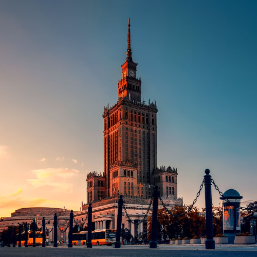Warszawa ma niezwykłą historię, a jednocześnie jest miastem dynamicznie się rozwijającym i niesamowicie nowoczesnym. (Fot. iStock)