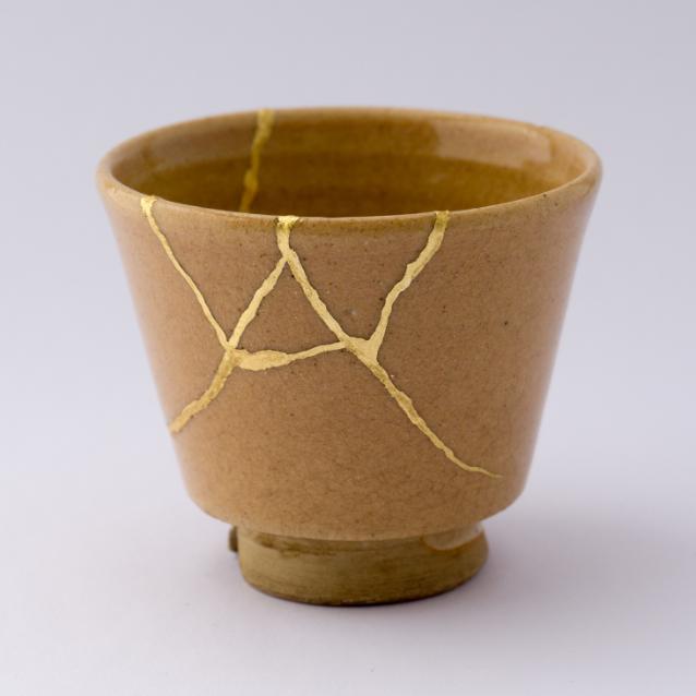 W Japonii proces naprawiania przedmiotów doprowadzono do rangi sztuki, czyli kintsugi. Potłuczone ceramiczne naczynia łączy się laką z dodatkiem sproszkowanych metali szlachetnych. (Fot. Getty Images)