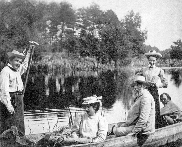 Maria na łódce między innymi z (także stojącą) Jadwigą Skirmuntt (1906) (Fot. archiwum Stanisława Austa)