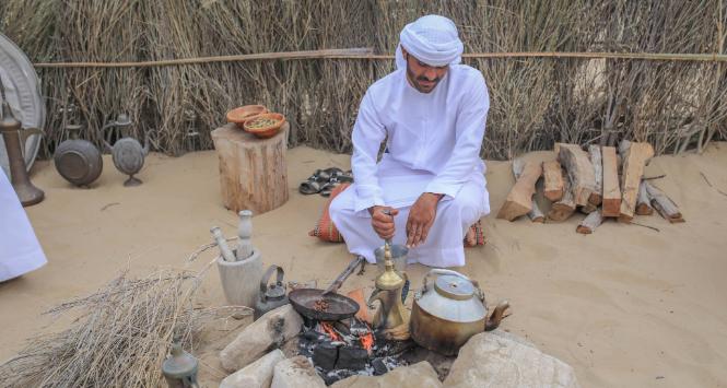  Bediun parzący kawę. (Fot. materiały prasowe)