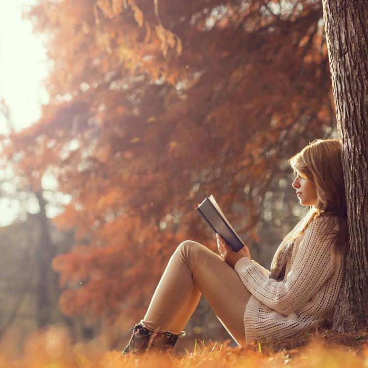 W ciepłe jesienne dni relaks z książką w parku to czysta przyjemność. (Fot. Getty Images)