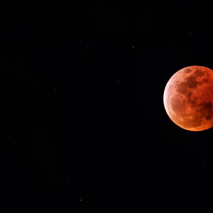 16 maja o godz. 6.15 dojdzie do całkowitego zaćmienia Księżyca w pełni. (Fot. iStock)