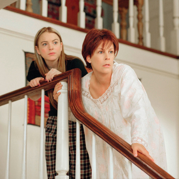 Lindsay Lohan i Jamie Lee Curtis jako Annabell i Tess Coleman w filmie „Zakręcony piątek” (reż. Mark Waters, 2003) (Fot. Mary Evans Picture Librar/Forum)