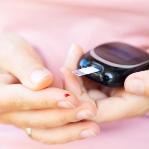 Regularne monitorowanie poziomu cukru we krwi pozwala trzymać chorobę w ryzach. (Fot. iStock)