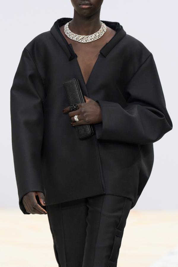 Modne czarne kurtki na zimę, które pojawiły się na wybiegach: Fendi haute couture jesień-zima 2023/2024 (Fot. Spotlight. Launchmetrics/Agencja FREE)