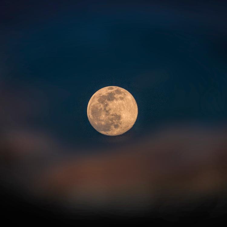 Burzowy superksiężyc, czyli wyjątkowa lipcowa pełnia, wypada w środę, 13 lipca, o godzinie 20:38. (Fot. iStock)