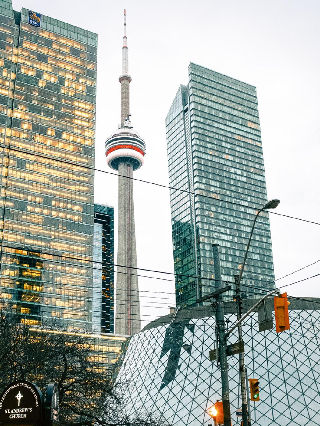  Strzelista CN Tower, górująca nad Toronto, służy jako kompas, dzięki któremu mieszkańcy określają swoje położenie na mapie miasta. (Fot. Monika Grzelak)