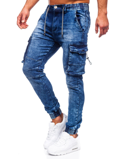 Granatowe spodnie jeansowe joggery bojówki męskie. (Fot. materiały partnera)