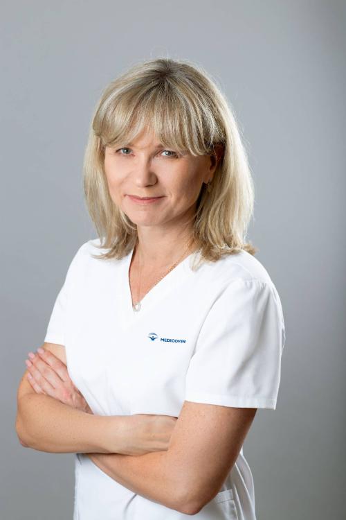  <b>Dr n. med. Joanna Jacko</b> – absolwentka Pomorskiej Akademii Medycznej w Szczecinie. Posiada specjalizację z ginekologii i położnictwa oraz specjalizację z ginekologii onkologicznej. Specjalizuje się w leczeniu operacyjnym endometriozy głęboko naciekającej, diagnostyce ultrasonograficznej endometriozy, onkologii ginekologicznej, ultrasonografii ginekologicznej, prenatalnej diagnostyce ultrasonograficznej, prowadzeniu ciąży fizjologicznej i ciąży wysokiego ryzyka. Jest ceniona za olbrzymie doświadczenie, profesjonalizm, otwartość i szczerość w bezpośrednim kontakcie z pacjentką. W 2003 roku obroniła pracę doktorską na temat zaburzeń metabolicznych w ciąży, ze szczególnym uwzględnieniem cukrzycy ciążowej.