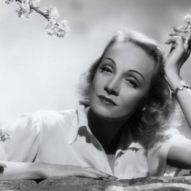 Marlene Dietrich, największa femme fatale w historii kina, w 1930 roku. (Fot. BEW Photo/Archives du 7e Art/Warner Bros)