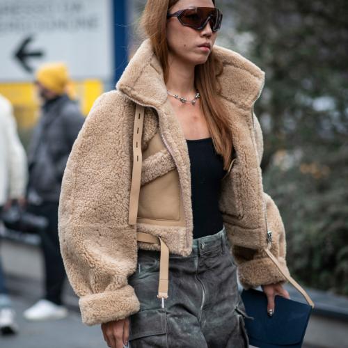 Modne kurtki na zimę z dużym kołnierzem. Sprawdzamy najciekawsze modele dostępne na rynku zgodnie z trendami. Inspiracja: street fashion z Mediolanu (Fot. Spotlight. Launchmetrics/Agencja FREE)