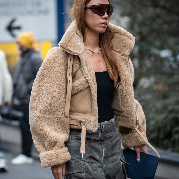 Modne kurtki na zimę z dużym kołnierzem. Sprawdzamy najciekawsze modele dostępne na rynku zgodnie z trendami. Inspiracja: street fashion z Mediolanu (Fot. Spotlight. Launchmetrics/Agencja FREE)
