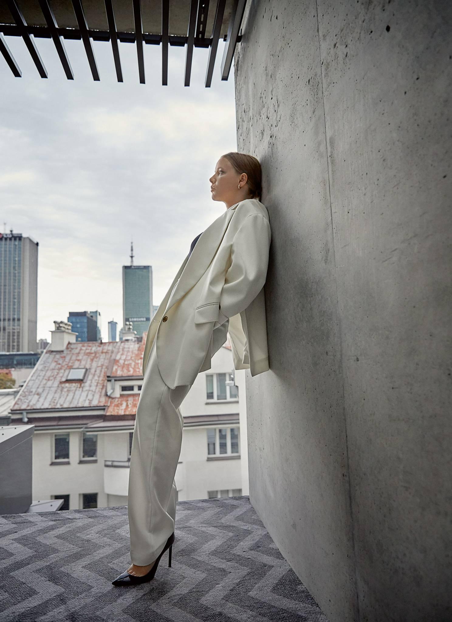 Na zdjęciu Joanna Kulig ma na sobie garnitur MMC Studio, szpilki Saint Laurent, kolczyki W.Kruk, pierścionki W.Kruk. (Fot. Magdalena Wosinska)