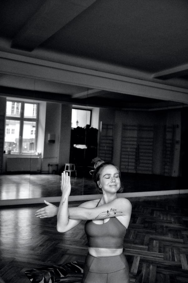 (Fot. Marta Wojtal, makijaż i fryzury: Aneta Kacprzak, sesja zdjeciowa odbyła się w studio jogi i pilatesu „Dobrze mi tu”)