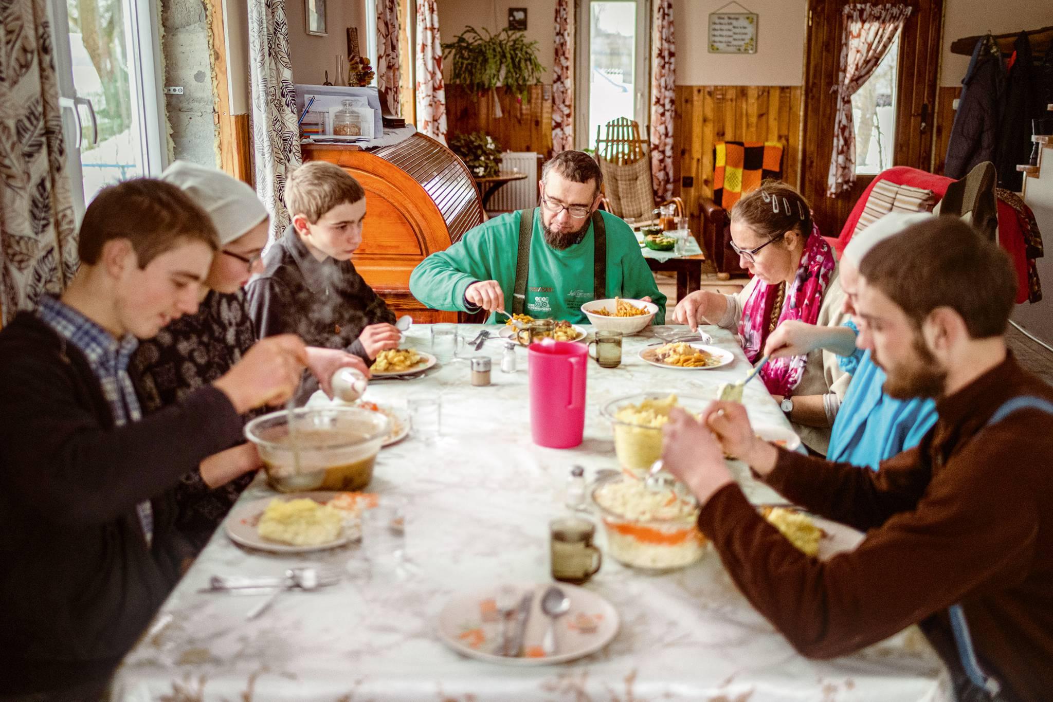 Rodzina Amiszów przy wspólnym stole. (Fot. Radosłąw Kaźmierczak)