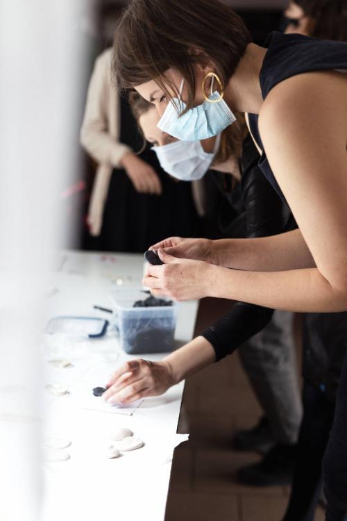  Na zdjęciu Natalia Gruszecka z Ende podczas wyrabiania masy porcelanowej. (Fot. Kasia Kaleta)