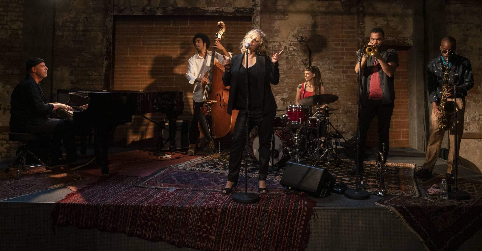  W serialu „The Eddy” Joanna Kulig śpiewa jak rasowa jazzowa wokalistka. (fot. materiały prasowe)