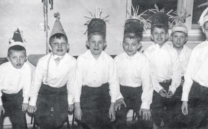 Zdjęcie z pierwszej klasy podstawówki. Artur Barciś pierwszy od lewej (Fot. archiwum domowe)