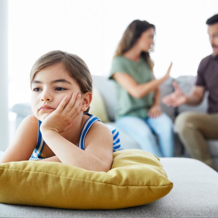 Zwykle rodzice są na tyle skoncentrowani na rozpadającej się relacji, na wzajemnej złości na siebie, że dziecko znika z ich pola widzenia. (Fot. iStock)