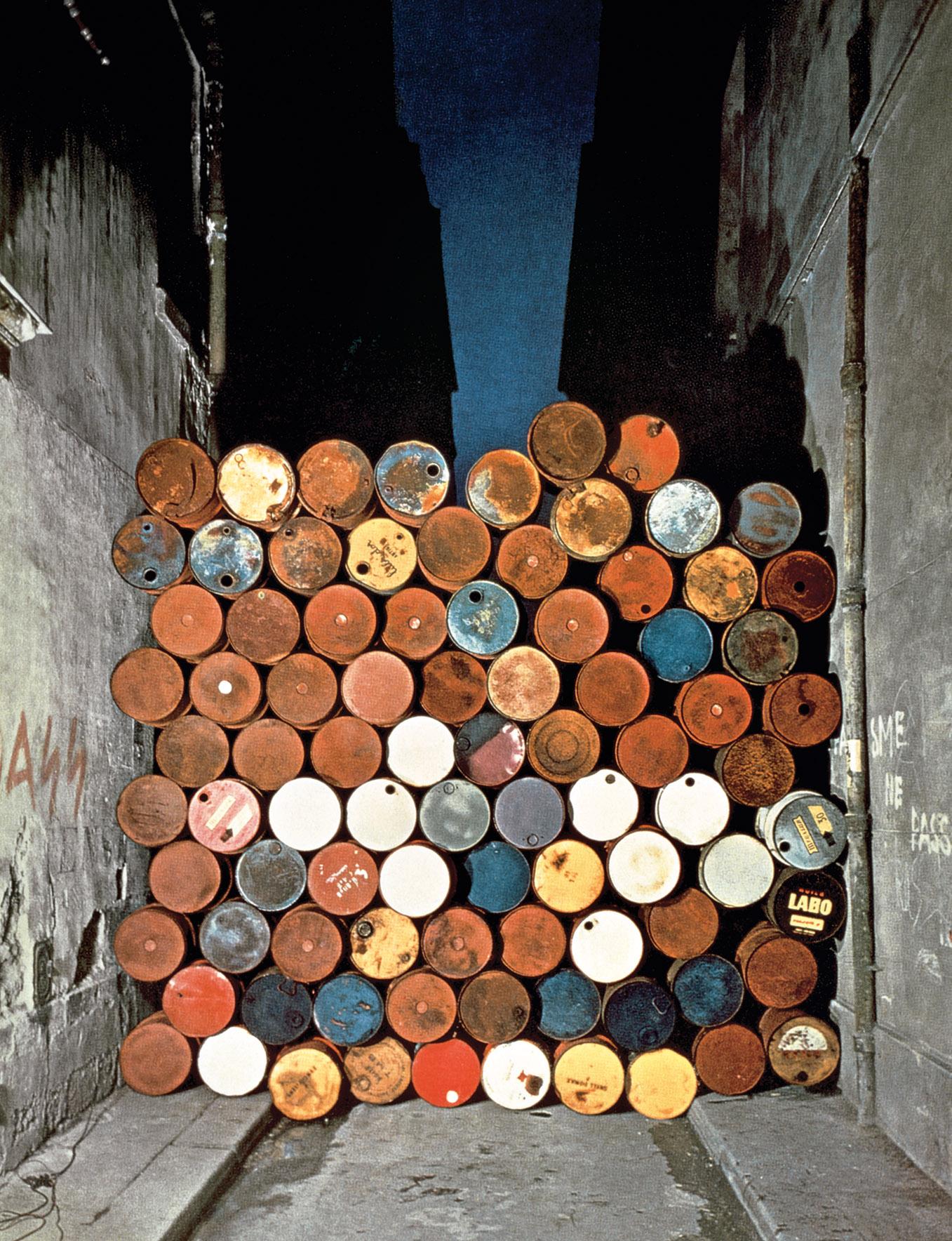  Pierwszy wspólny monumentalny projekt duetu – mur z beczek po oleju na Rue Visconti (1962). (Fot. materiały prasowe)