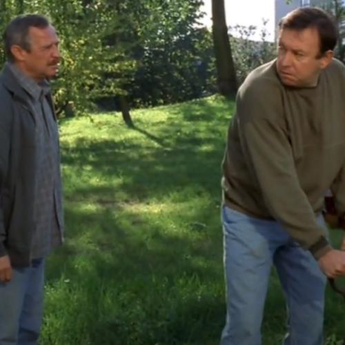 Marek Kondrat i Zbigniew Buczkowski na planie filmu „Dzień świra” (2002) w reżyserii Marka Koterskiego (Fot. screen YouTube „Dzień świra – trailer”)