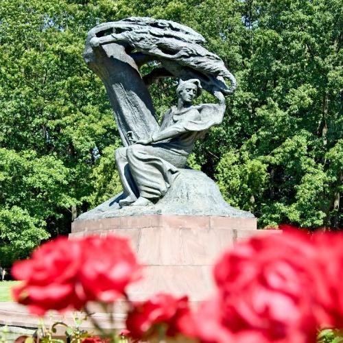 Pomnik Fryderyka Chopina w Łazienkach Królewskich w Warszawie (Fot. BEW)