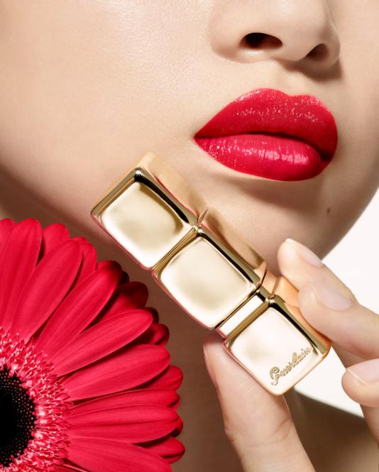 KissKiss Bloom przyciąga wzrok olśniewającym, nowym złotym blaskiem. Pod złotą powłoką nowa szminka pięknie lśni na ustach, zapewniając łatwą aplikację i chwilę czystej zmysłowości za jednym pociągnięciem.