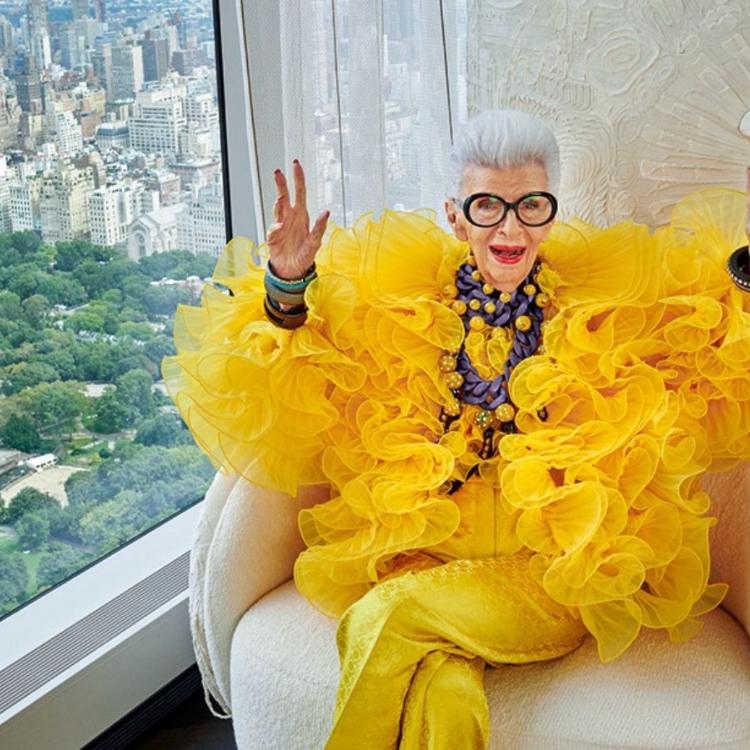 Iris Apfel jako pierwsza żyjąca kobieta, która nie jest projektantką mody, miała wystawę kolekcji swoich ubrań i stylizacji w Metropolitan Museum of Art w Nowym Jorku. (Fot. materiały prasowe)