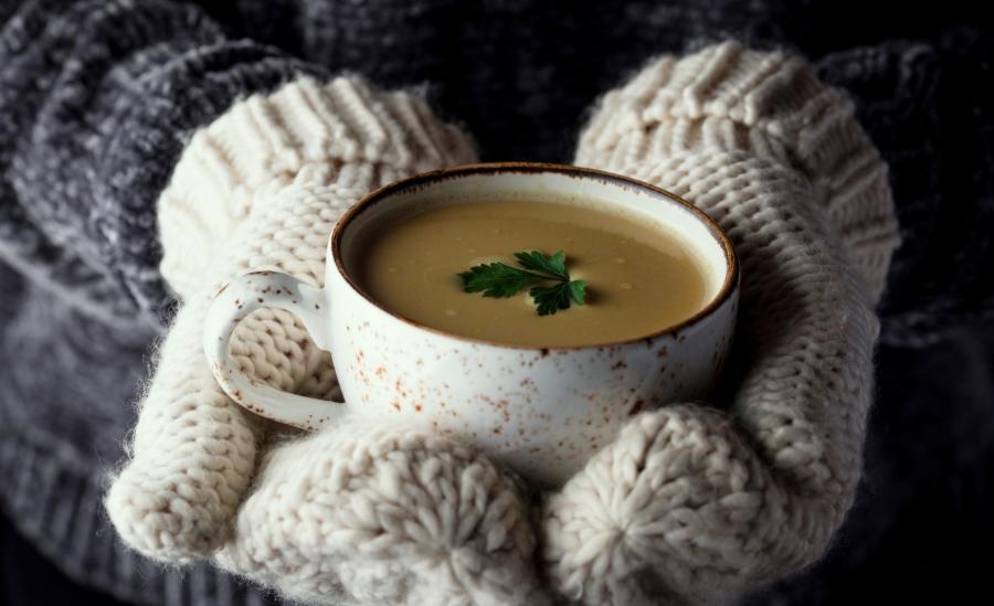  Zimą na stole powinny królować gorące potrawy, najlepiej zupy. (Fot. iStock)