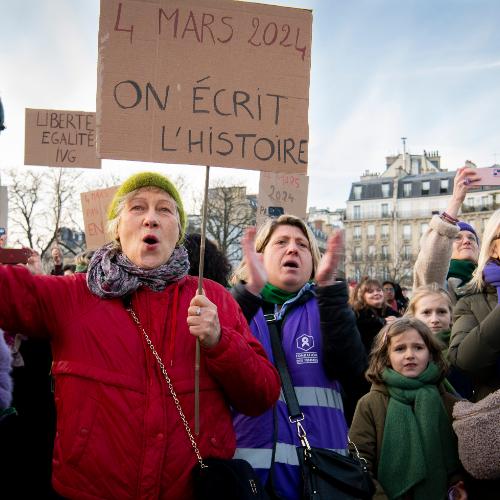 Przegłosowanie nowelizacji francuskiej konstytucji przyznające prawo kobietom do aborcji przyjęto jako wyraz solidarności z kobietami na całym świecie. (Fot. Corinne Simon / Hans Lucas Agency / Forum)