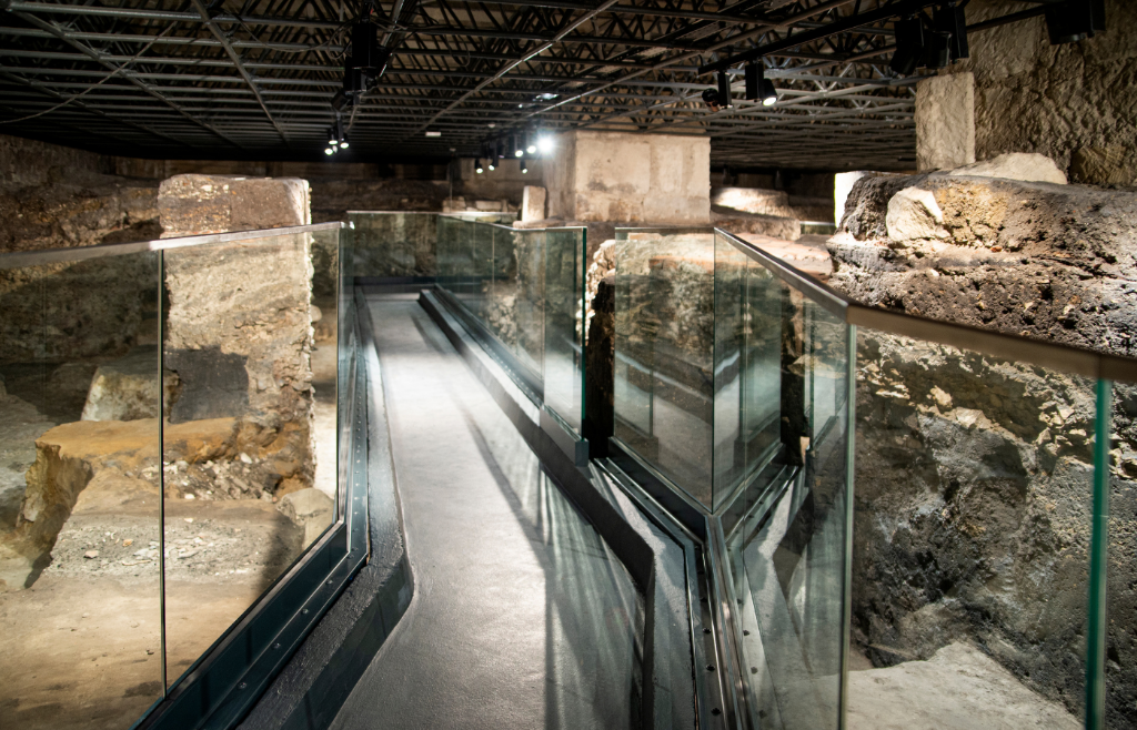 Rezerwat archeologiczny w podziemiach pod bazyliką (Fot. materiały partnera)