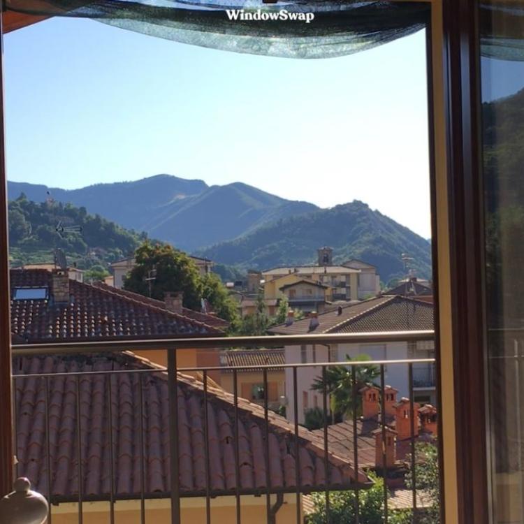 Widok z okna na miejscowość Villongo we Włoszech. (Screen: window-swap.com)