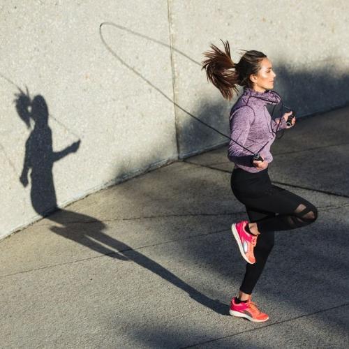 Naukowcy dowiedli, że 19 minut skakania daje więcej pozytywnych efektów niż 19 minut joggingu(Fot. Getty Images)