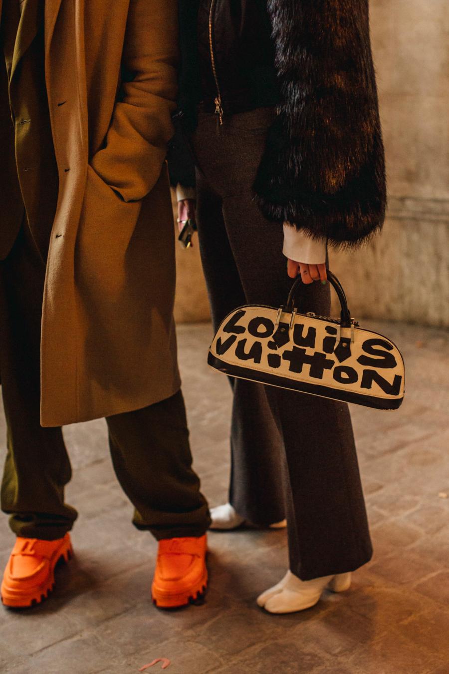 Na zdjęciu torebka vintage z kolekcji Louis Vuitton x Stephen Sprouse, Paryż street style (Fot. Spotlight. Launchmetrics/Agencja FREE)