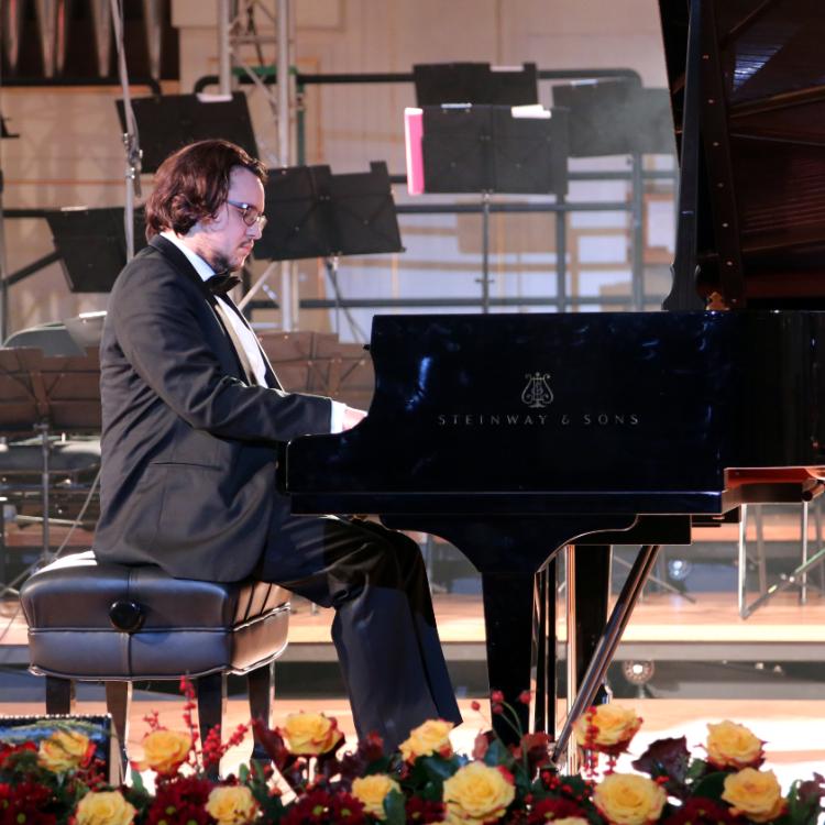 Jakub Kuszlik pianista, laureat IV nagrody XVIII Międzynarodowego Konkursu Pianistycznego im. Fryderyka Chopina (2021). (Fot. Grzegorz Kozakiewicz / Forum)