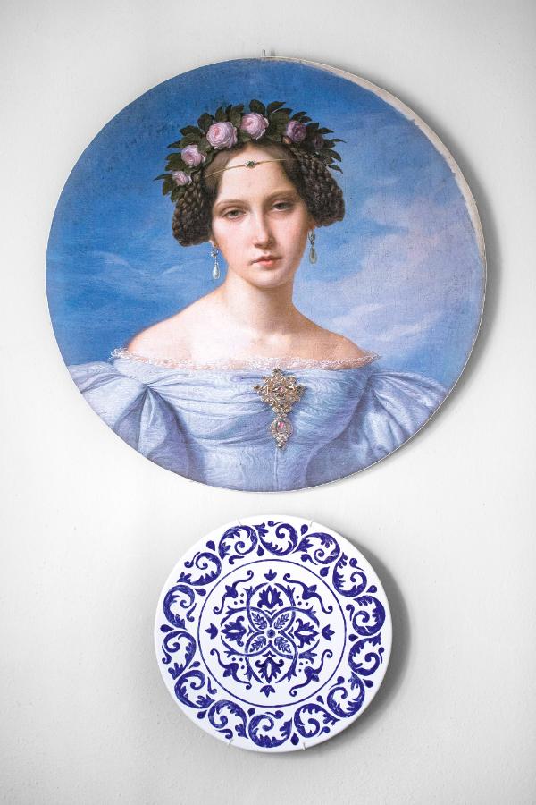 Bohaterka XIX-wiecznego portretu stała się inspiracją do stworzenia porcelanowej serii z Leontyną, poniżej wisi jeden z talerzy stworzonych dla Hotelu Europejskiego. (Fot. Robby Cyron)