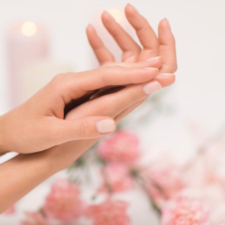 Cienka skóra dłoni wymaga systematycznej pielęgnacji (Fot. iStock)