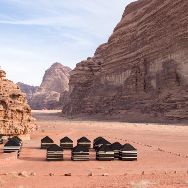 – Trudno nie poczuć tu wewnętrznej harmonii, nie odnaleźć spokoju ducha – pisze o pustyni Wadi Rum dziennikarka Maria Fredro-Boniecka. (Fot. iStock)
