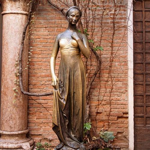 Posąg Julii, którego dotknięcie ma przynosić szczęście w miłości. (Fot. Karolina Jonderko)