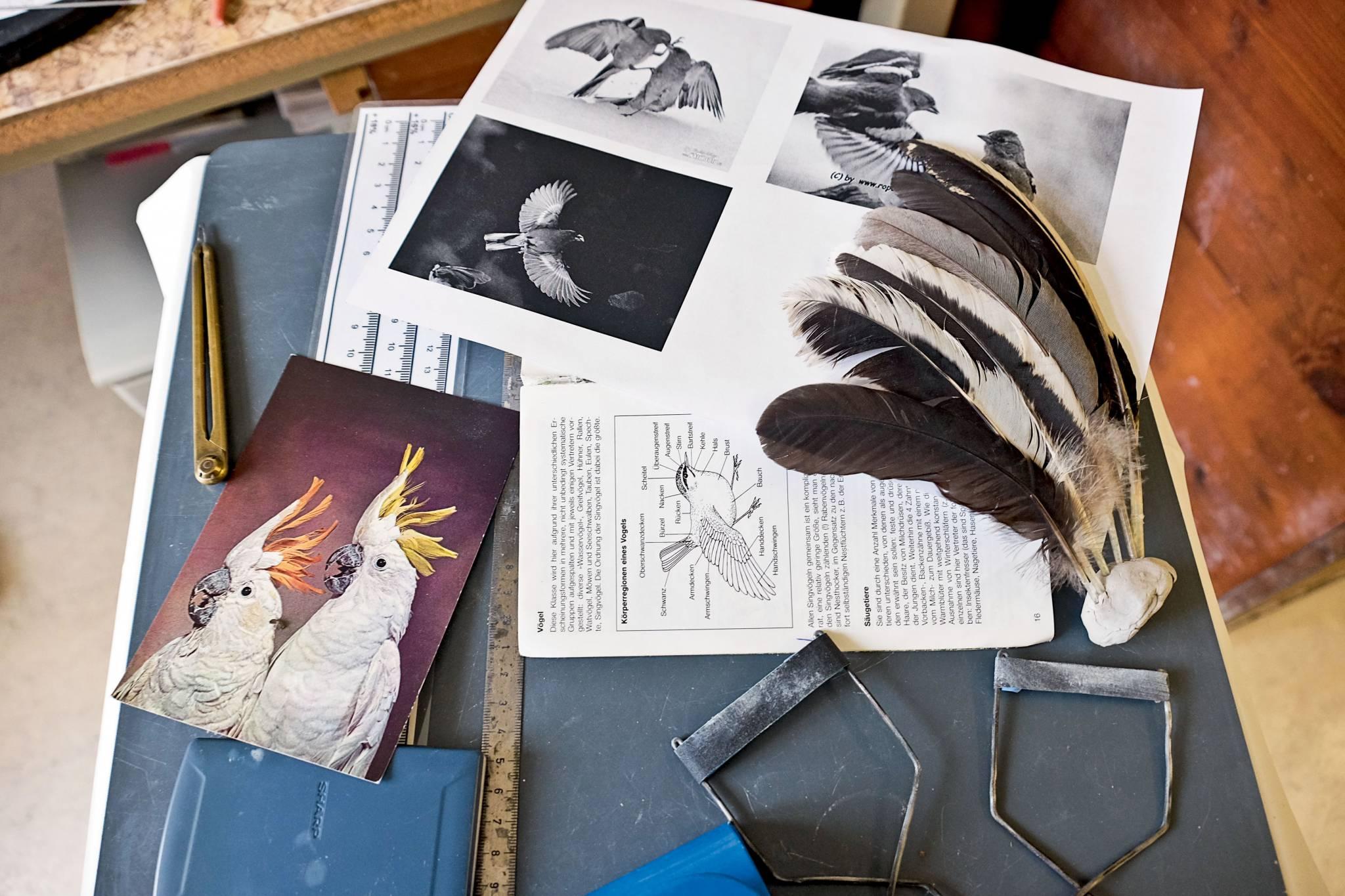  Pełne inspiracji biurko modelarki, która pracuje  właśnie nad figurką papugi. (Fot. Anna Janowska)