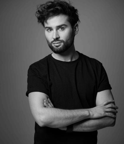 Ekspert Tomasz Stuglik (@tomasz.stuglik), stylista fryzur z 18-letnią praktyką międzynarodową. Ekspert L'Oréal Professionnel Paris.