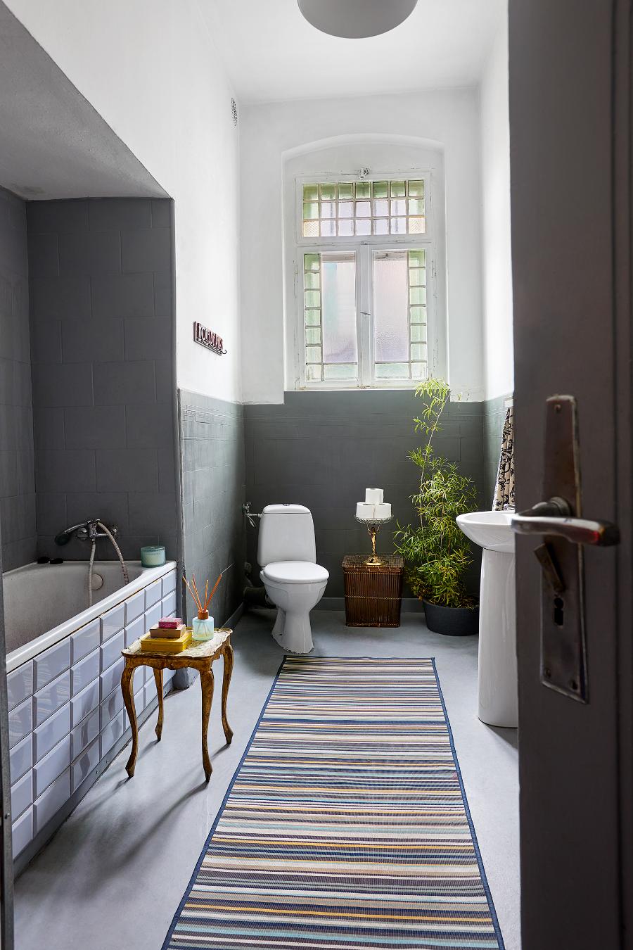 W tym mieszkaniu łazienka, choć niezwykle stylowa, służy przede wszystkim do mycia pędzli i farbowania ubrań. (Fot. Proksaphotography.com)