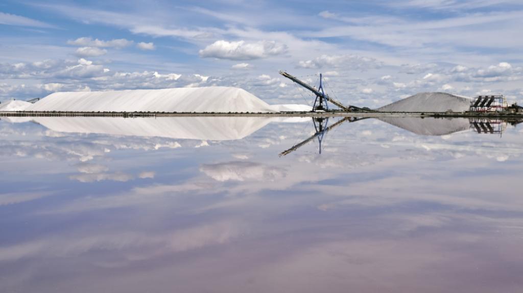 Potężna góra soli w salinach w Aigues-Mortes, miejscowości, której nazwa znaczy Martwe Wody. (Fot. Anna Janowska)