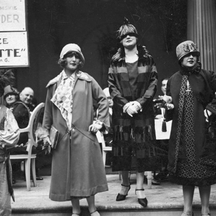 Pokaz mody 1925, źródło NAC. Aktorki Kazimiera Skalska, Janina Macherska i Zula Pogorzelska jako modelki podczas pokazu mody w Warszawie