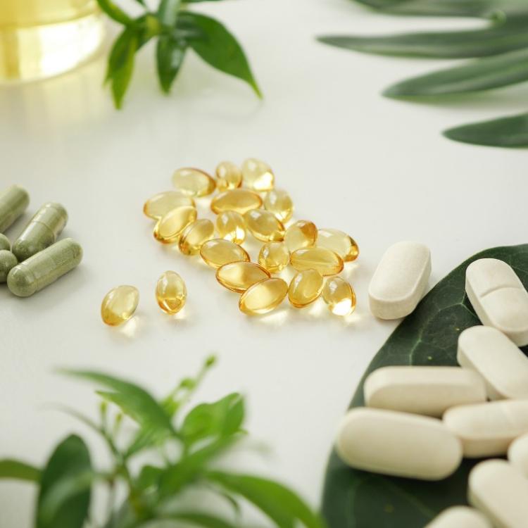 Suplementy diety to tabletki, kapsułki lub syropy dostępne w aptece bez recepty. (Fot. iStock)